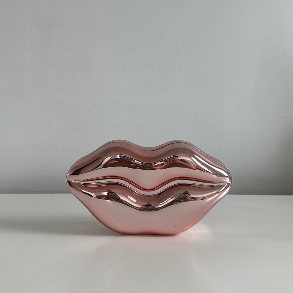 Nasty Gal Lip clutch